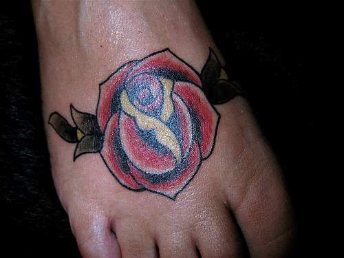 女性脚部彩色红玫瑰纹身图案
