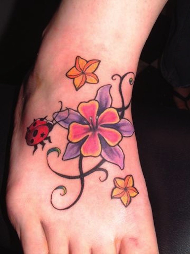 脚背彩色花朵和红色可爱瓢虫纹身图案