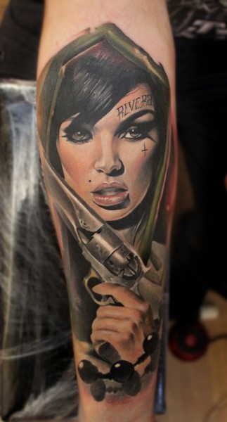 手臂彩色性感女人与左轮手枪纹身图案