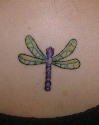 可爱的紫色蜻蜓纹身图案