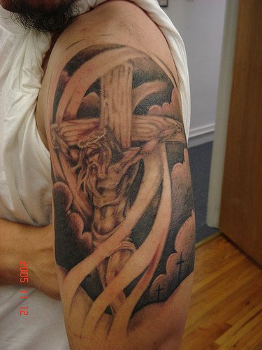 手臂十字架上的耶稣纹身图案