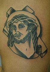 简约的耶稣神像和十字架纹身图案