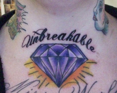 颈部牢不可破的钻石纹身图案