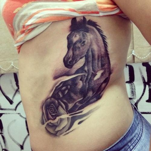 腰部逼真的大黑马和玫瑰纹身图案