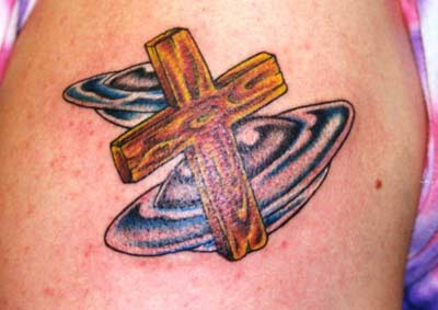 木制的十字架和飞碟纹身图案