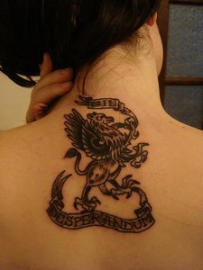 颈部狮鹫标志与丝带纹身图案