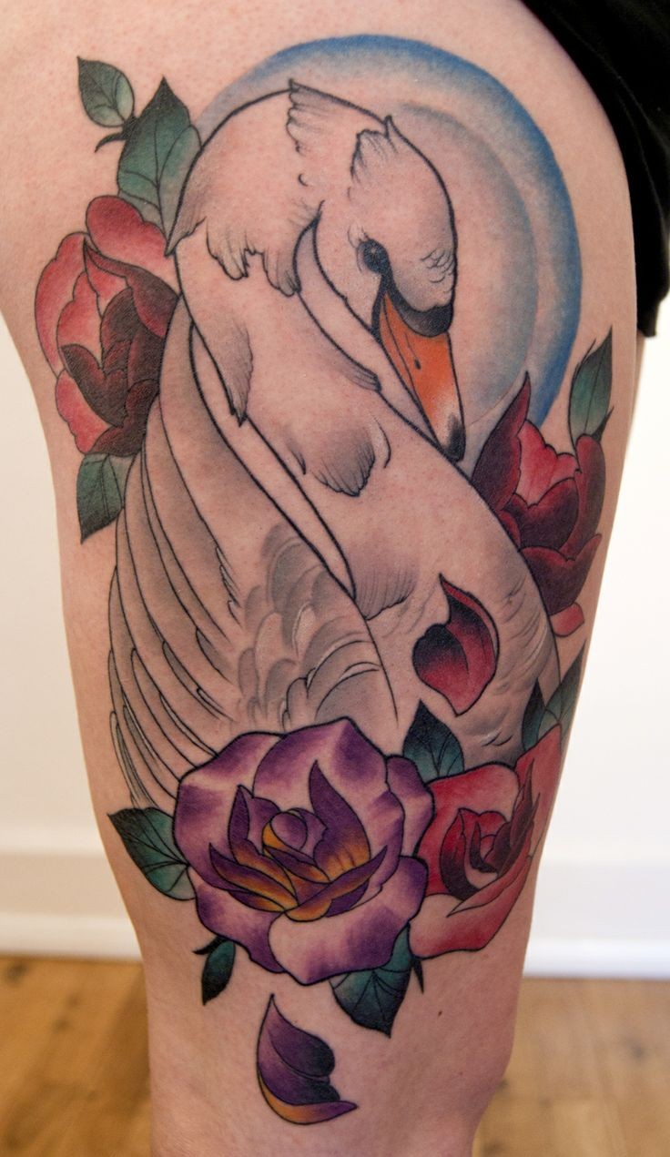 大腿白天鹅和彩色花朵纹身图案