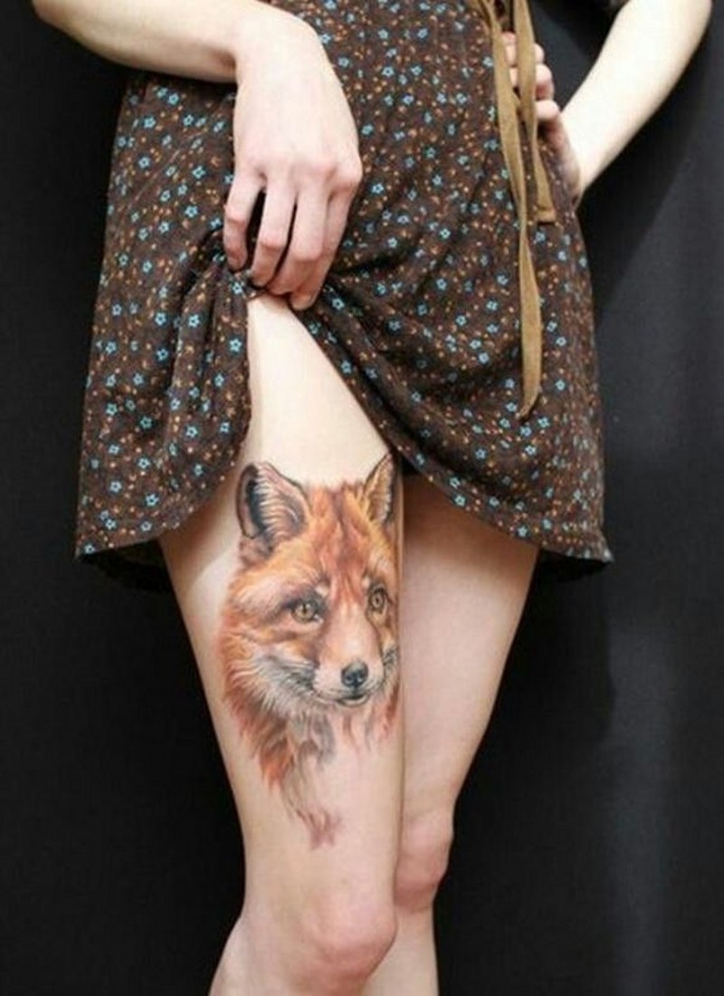 女性腿部逼真的彩色狐狸纹身图案