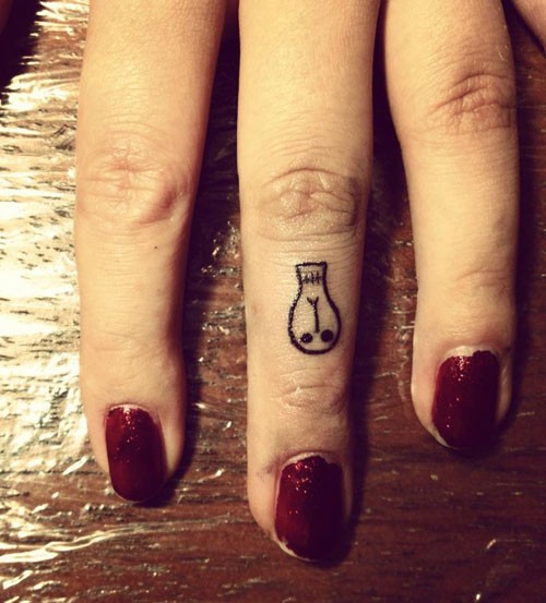 女生手指黑色可爱小清新灯泡纹身图案