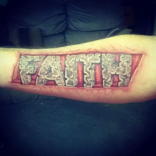 手臂逼真的字母“信仰”纹身图案