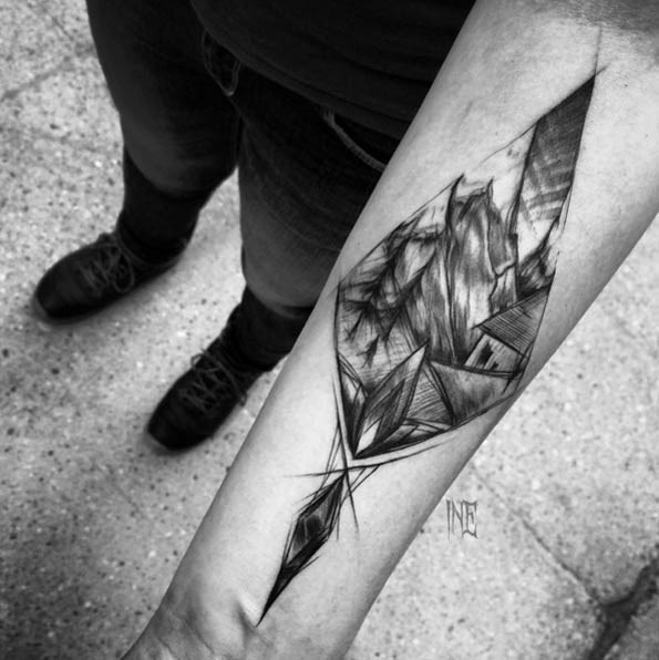 手臂灰色原几何与老树屋纹身图案