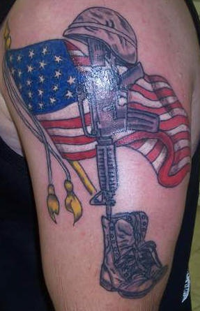 肩部彩色堕落的士兵和美国国旗纹身