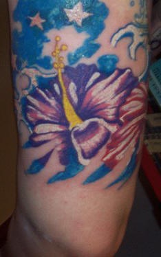 腿部彩色木槿花与五角星纹身图案