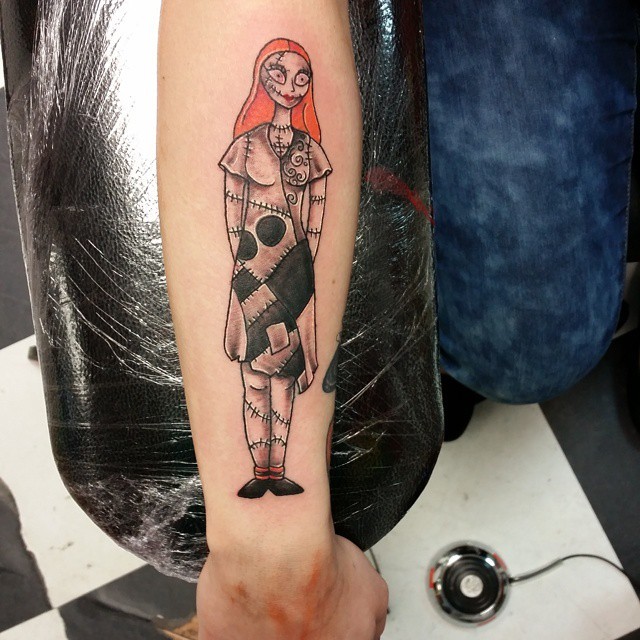 女性手臂可爱的彩色怪物纹身图案