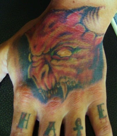 手背露齿的可怕魔鬼纹身图案