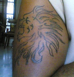 手臂简约狮子头纹身图案