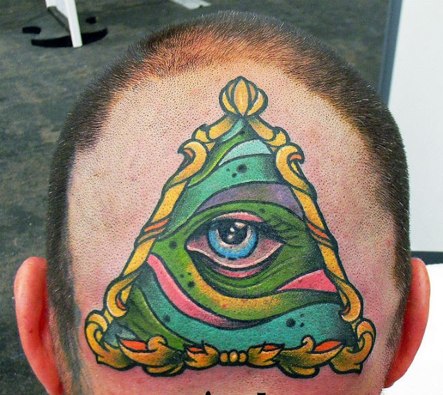 男子头部彩色三角形内眼睛纹身图案