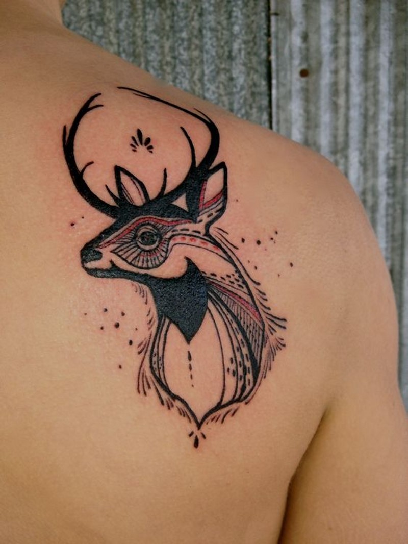 肩部不寻常的彩色鹿纹身图案