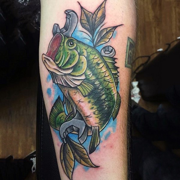 腿部逼真的鱼和扳手纹身图案