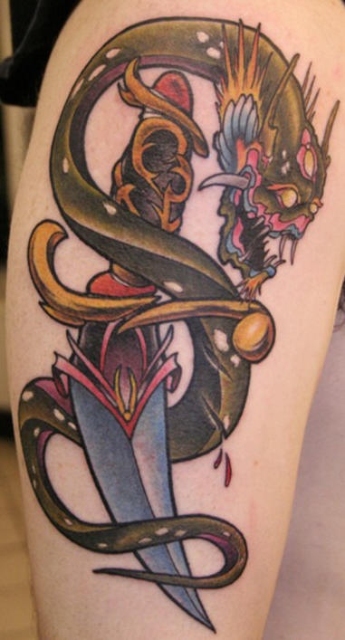 匕首与海蛇彩色纹身图案
