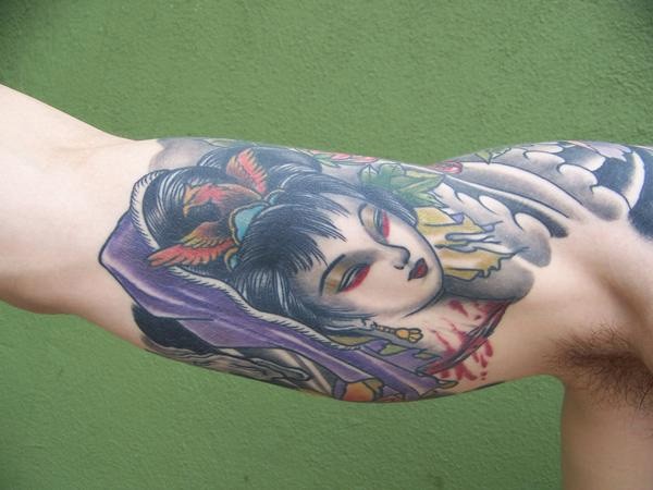 肩部彩色血腥的艺妓头纹身图案