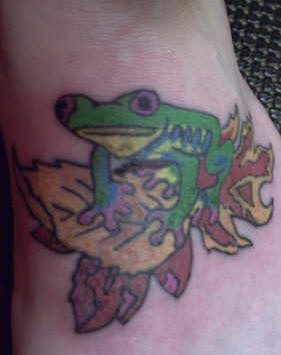 脚部彩色青蛙落下的叶子纹身图案