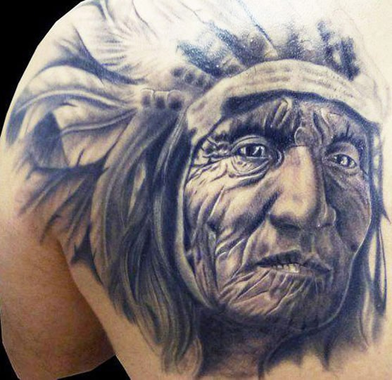 肩部老印第安人首领肖像纹身图片