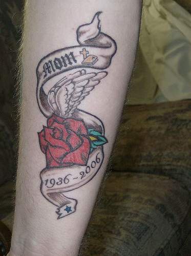 手臂彩色红玫瑰在爱记忆中纹身