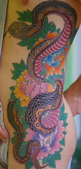 腰侧彩色蛇和牡丹花纹身图案