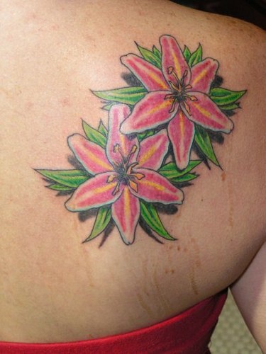 女性肩部彩色百合花纹身图案