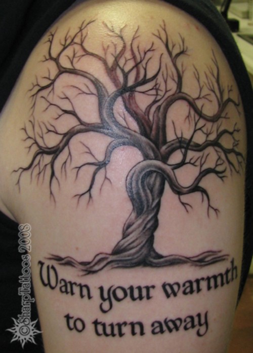 肩部棕色树与字母结合纹身图片