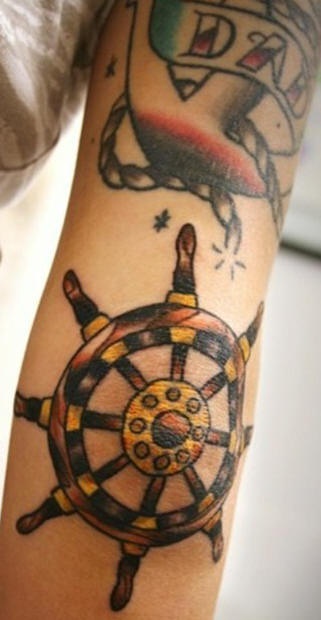 手臂彩色船舶方向盘纹身图案