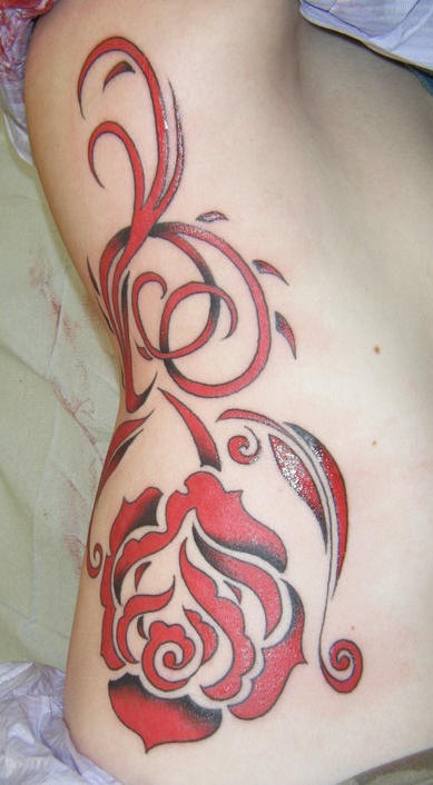 女性腰侧彩色玫瑰图腾纹身图案