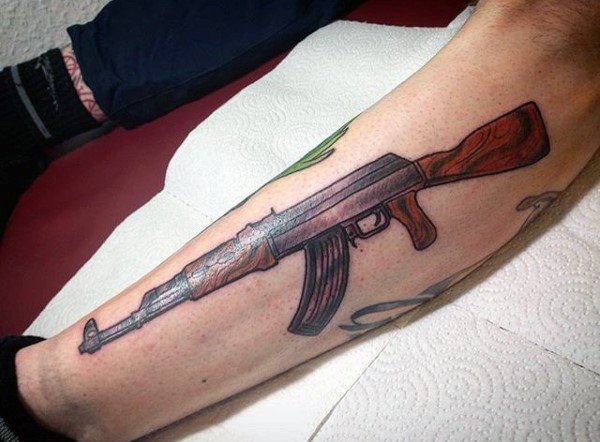 腿部AK步枪彩色纹身图案