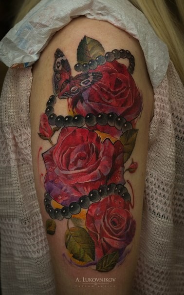 彩色肩部玫瑰与珠宝纹身图片
