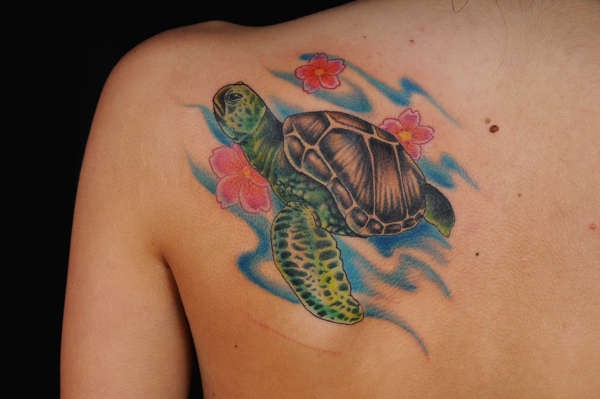 肩部彩色花和海龟纹身图案