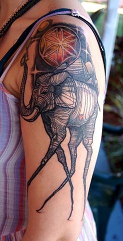 肩部彩色线条大象纹身图案