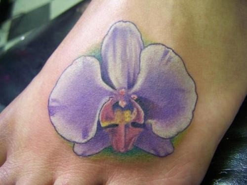 脚部彩色可爱的紫色兰花纹身
