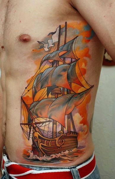 腰侧彩色可爱的船纹身图案