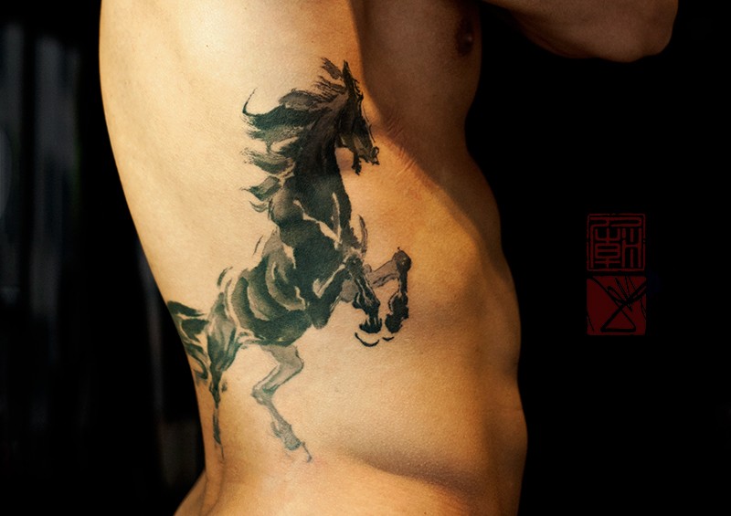 腰侧中国风黑马纹身图案