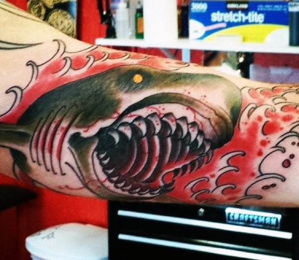 手臂彩色血淋淋的鲨鱼纹身图片