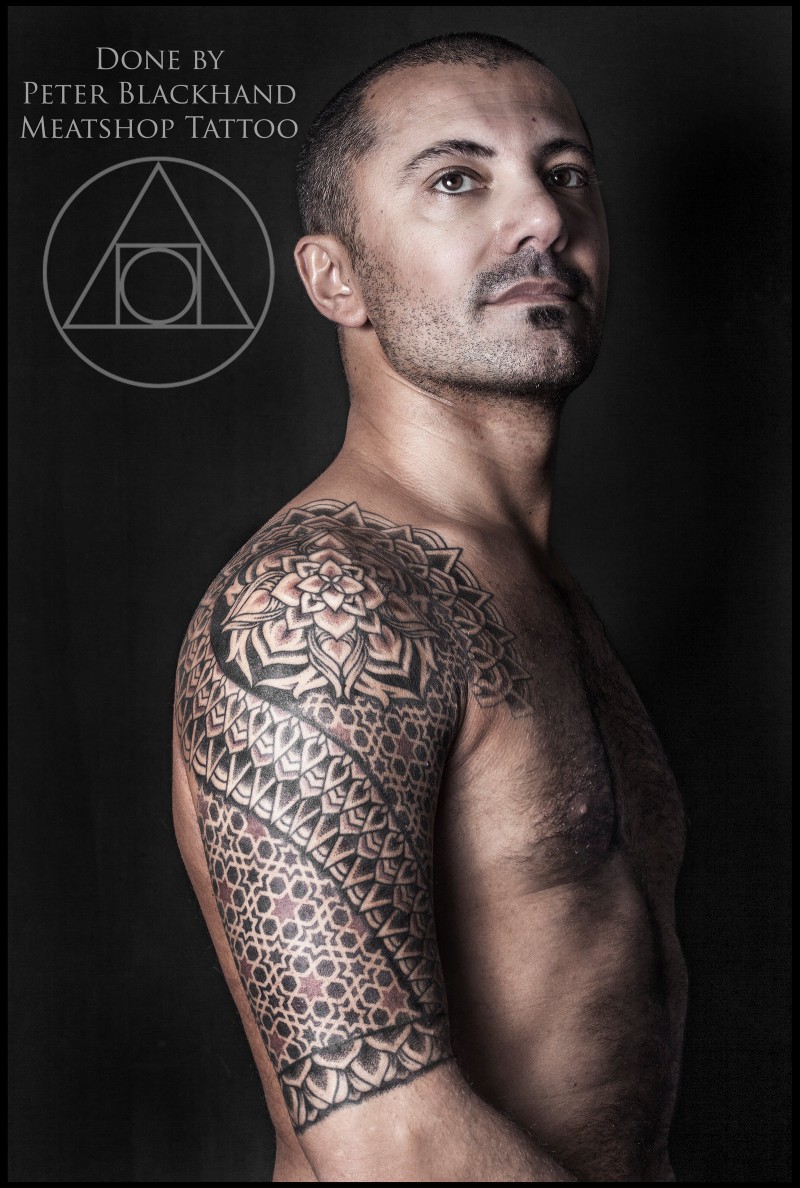 男性肩部波利尼西亚风格图腾纹身图案
