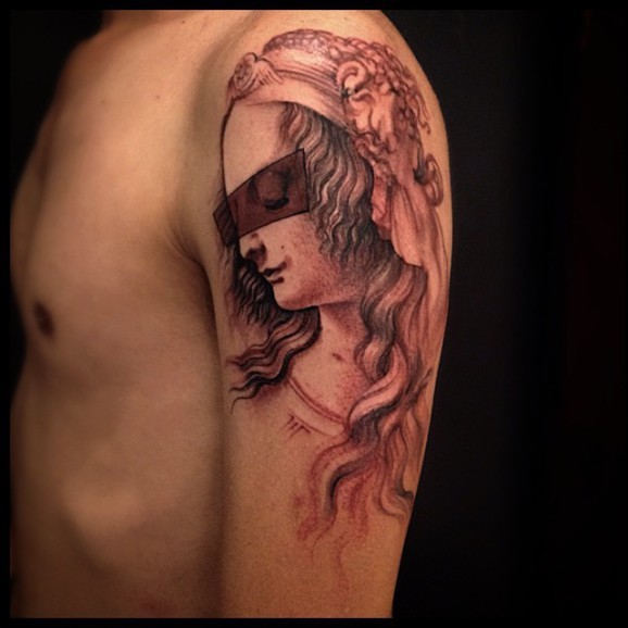 肩部棕色中世纪妇女纹身图案