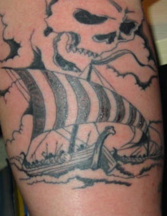 腿部黑白海盗船在天空纹身图案