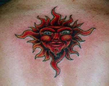 肩部彩色红色人性化阳光纹身图片