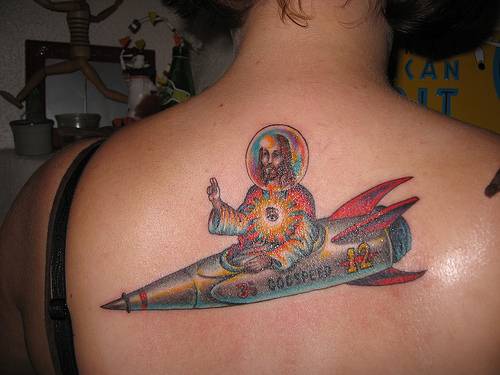 背部彩色旧学校耶稣坐火箭纹身