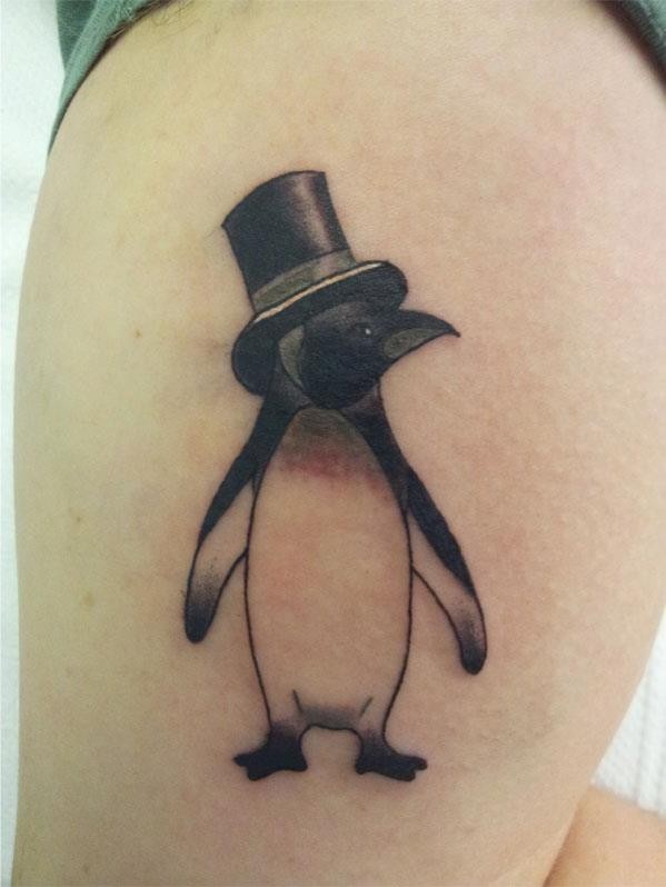 腿部黑色漂亮的小企鹅纹身图片