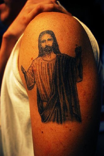 肩部黑色耶稣戴斗篷纹身图案