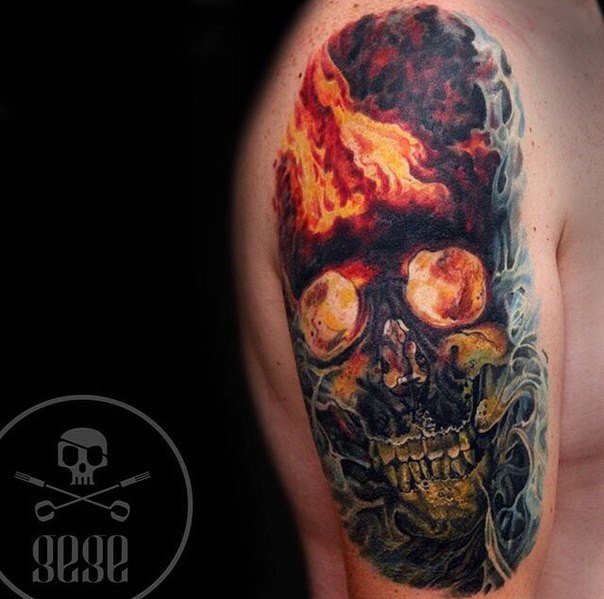 肩部彩色燃烧的人类骷髅纹身图案