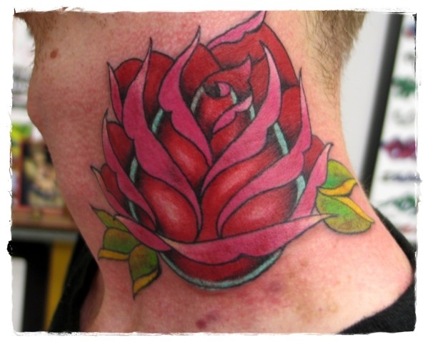 脖子简约彩色玫瑰纹身图案
